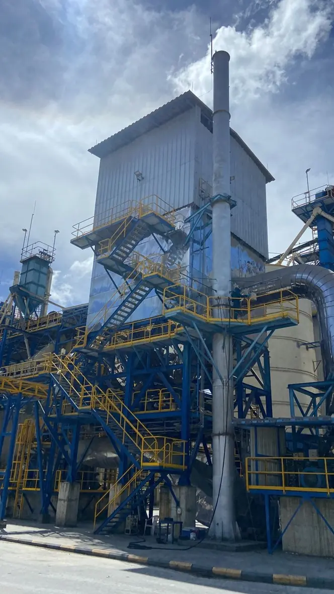 Chimenea y plataformas de muestreo de una planta industrial, punto de medición de emisiones en fuentes fijas